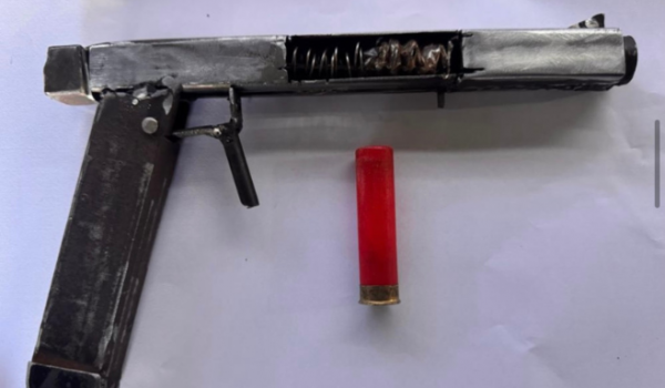 Moradora encontra arma de fogo caseira arremessada no quintal, em Rio Verde
