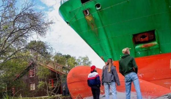 Navio porta-contêineres de 135 metros encalha no jardim de morador na Noruega