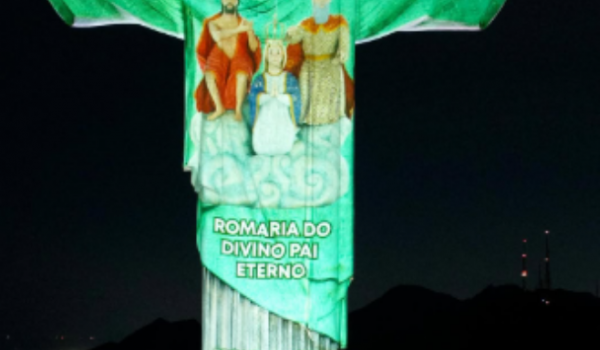 Imagem do Divino Pai Eterno é projetada no Cristo Redentor e marca início da Romaria 2025