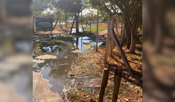 Vazamento de esgoto invade pista de caminhada no Parque Interlagos em Rio Verde