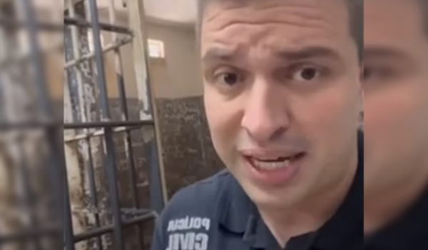 Delegado de Goiás grava vídeo em cela para alertar crianças sobre o crime: Aqui é a cheirosinha