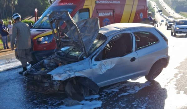 Bombeiros resgatam homem ferido após capotamento na BR-060