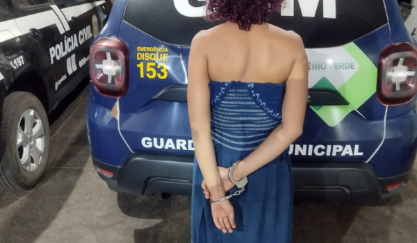 Foragida se passa por outra pessoa, mas é descoberta e presa pela GCM