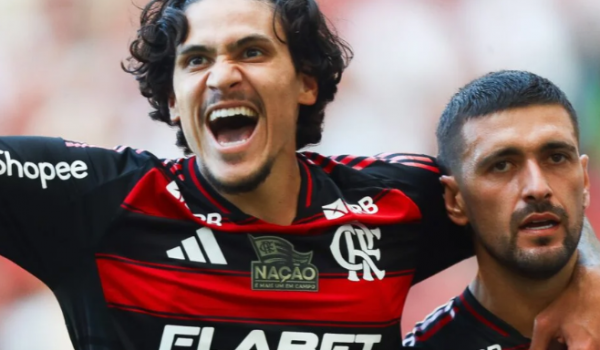 Flamengo goleia Corinthians no Maracanã e assume liderança do Brasileirão