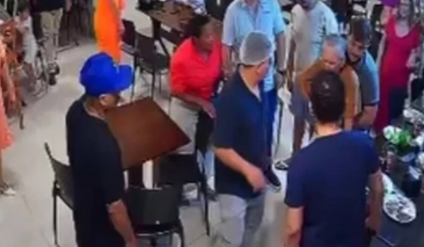 Policial militar de folga salva homem engasgado em restaurante durante almoço de Dia das Mães