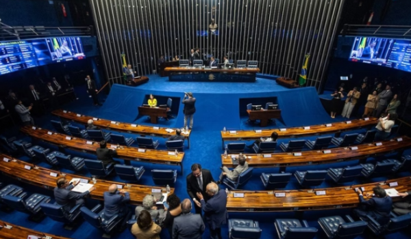 Pedido de plebiscito sobre a volta da monarquia no Brasil avança no Senado