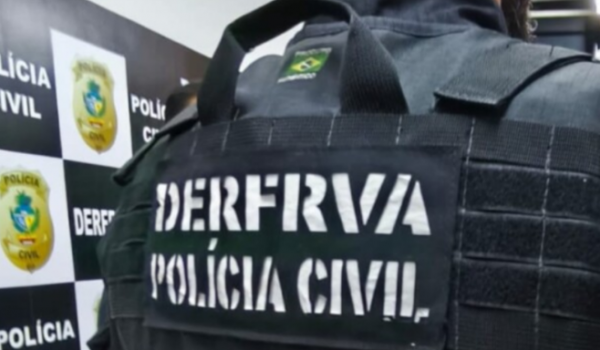Polícia Civil prende mulher suspeita de extorquir vítima com moto retida por traficantes em Goiânia