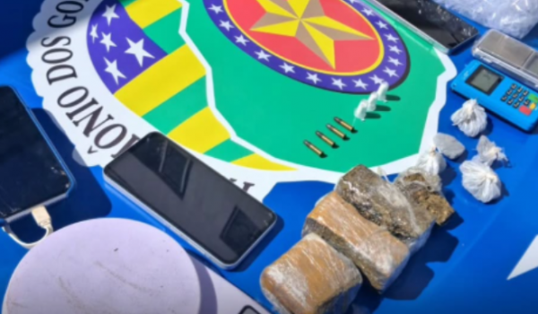 Denúncia anônima leva PM a prender traficantes reincidentes em casa cheia de entorpecentes