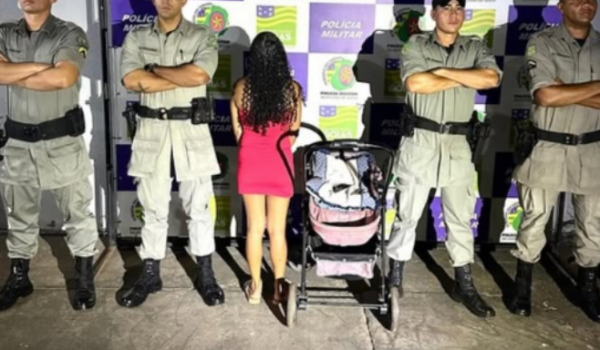 Mulher é presa por tráfico ao usar carrinho de bebê para esconder drogas em Rio Verde