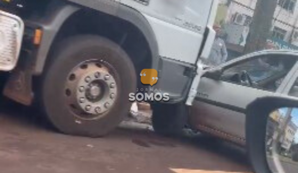 Caminhão e carro colidem na Av. Presidente Vargas, em Rio Verde