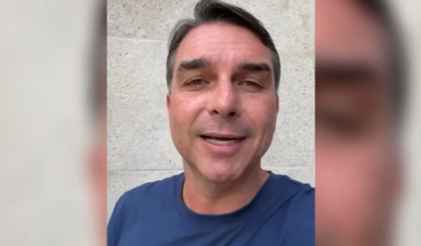 Flávio Bolsonaro afirma que foi proibido de deixar o Brasil e teve passaporte solicitado a pedido de Moraes