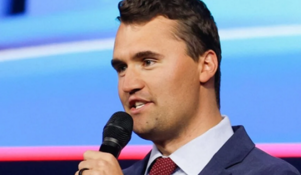 Câmara de Goiânia aprova criação de comenda em homenagem a Charlie Kirk; saiba quem foi o polêmico influenciador