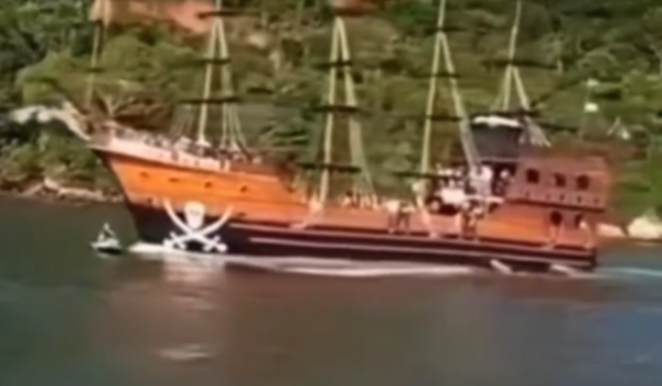 Casal em moto aquática é atingido por barco pirata em SC