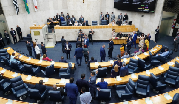 Funcionários da Câmara de SP ganham 'vale-peru' de mais de R$ 2 mil