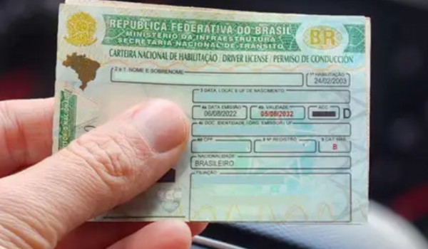 É falso que carteira de motorista terá nova categoria para carro com câmbio automático