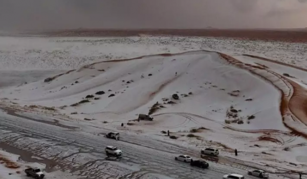 Deserto Saudita fica coberto de neve pela primeira vez na história - Vídeo