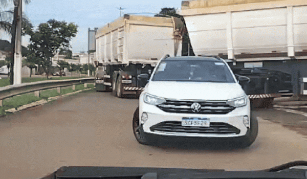 Carreta bloqueia totalmente a Avenida Barrinha e interdita o trânsito em Rio Verde