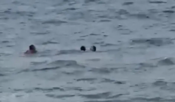 Bombeiro de Goiás salva casal de afogamento em Copacabana