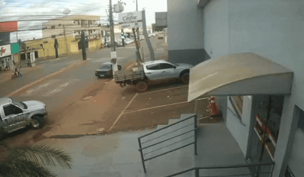 Motociclista é arremessado contra totem semafórico após colisão na Avenida Pauzanes, em Rio Verde