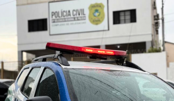 Motorista é flagrado dormindo dentro de carro parado sobre faixa de pedestres em Rio Verde