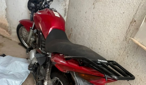 Mulher é presa após reter moto em acidente e cobrar para devolver o veículo 