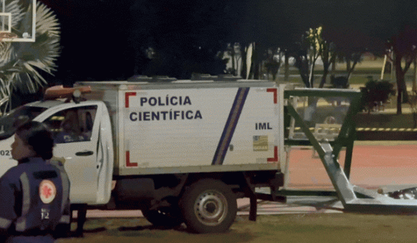 Adolescente morre após tabela de basquete cair em praça de Rio Verde
