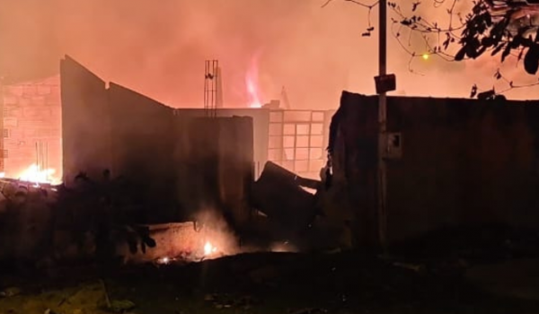 Casa abandonada pega fogo próximo ao terminal do bairro Promissão, em Rio Verde-GO 