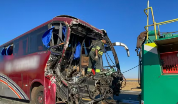 Ônibus bate em caminhão e deixa 2 pessoas mortas e 20 feridas em IpameriGO