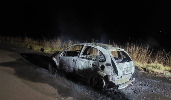 Carro pega fogo após colidir com bloco de meio fio em anel viário de Rio Verde-GO