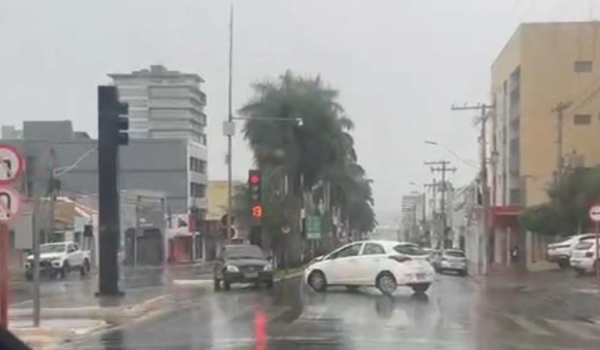 Motorista avança sinal vermelho e colide o carro em outro veículo na Avenida Presidente Vargas 