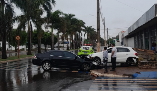 Acidente na Av. Presidente Vargas acende alerta sobre cuidados no trânsito com período chuvos