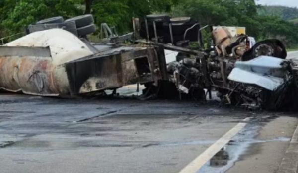 Carreta tomba e pega fogo na BR-040 na cidade de Juiz de Fora, Minas Gerais