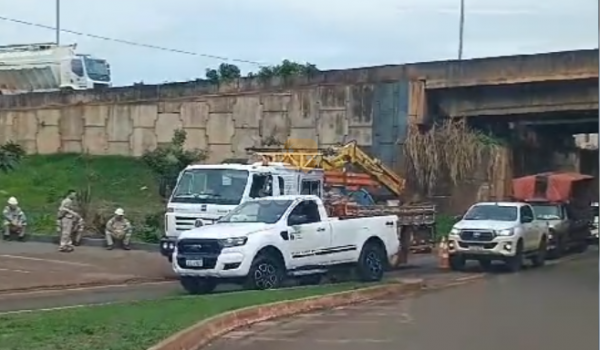 Caminhão quebra no túnel de acesso ao Bairro Mutirão e causa congestionamento