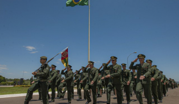 Corte de gastos do governo pode afetar aposentadoria de militares e pensão de familiares