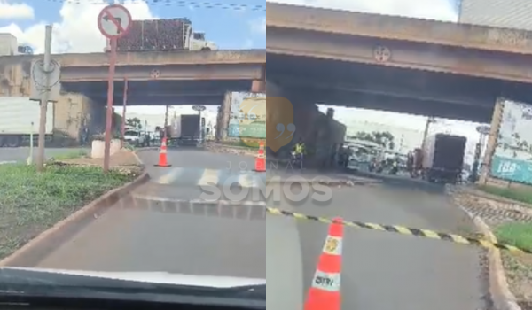 Caminhão paralisa trânsito no túnel de acesso ao Residencial Gameleira 