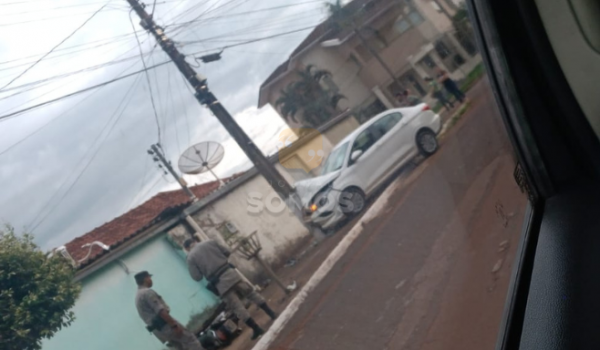 Veículo colide em poste no Bairro Santo Agostinho, em Rio Verde 