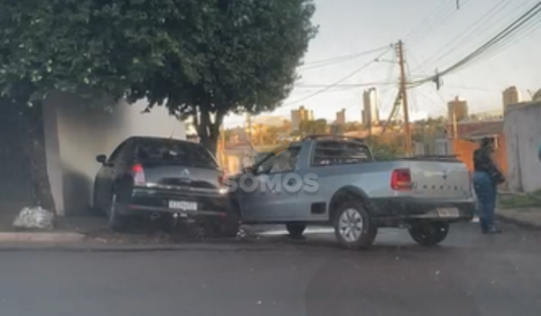 Carros se envolvem em acidente na Vila Meneses, em Rio Verde