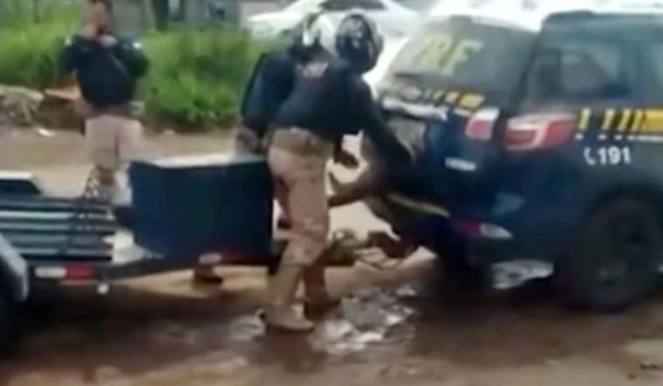 Ex-policiais que mataram agricultor em câmara de gás improvisada em viatura são julgados hoje (26)