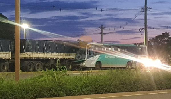 Ônibus colide na traseira de um caminhão em Rio Verde 