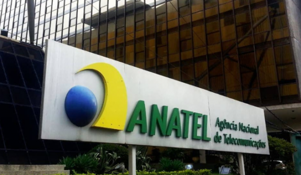 Anatel permite operadoras alterarem preços de contratos durante vigência 