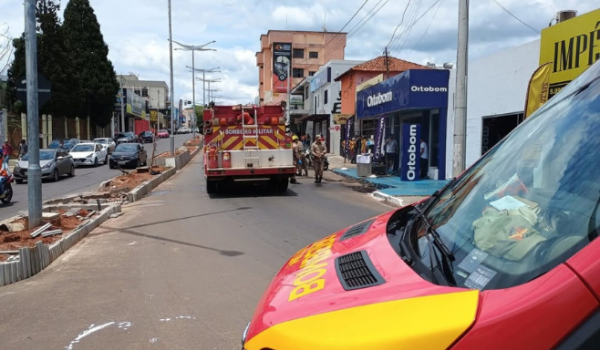 Corpo de Bombeiros combate incêndio em loja de colchões em Mineiros-GO