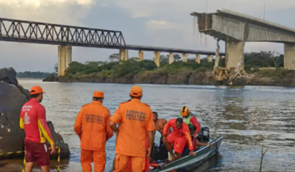 Desabamento de ponte deixa 16 desaparecidos e água contaminada por ácido sulfúrico