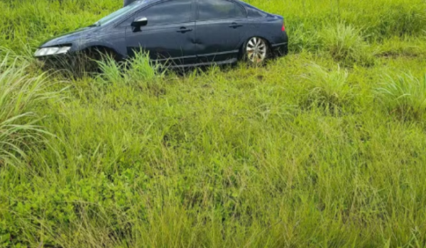 Carro sai da pista na BR-060, entre Jataí e Rio Verde; entre os ocupantes, uma criança de 2 anos