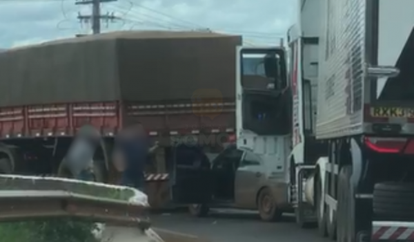 Acidente no viaduto de acesso a Rio Verde envolve dois caminhões e um carro