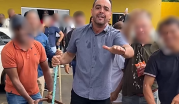 Aurélio Goiano, prefeito de Parauapebas, realiza limpeza simbólica com sal grosso e vídeo viraliza