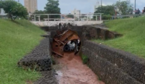 Vídeo mostra de outro ângulo o rompimento da ponte na Avenida Barrinha, em Rio Verde