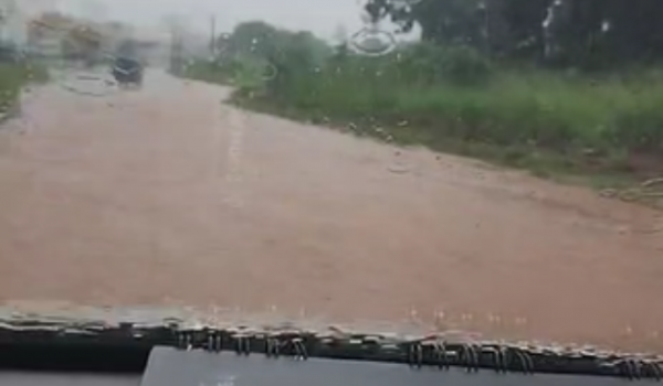 Chuva deixa avenida próxima ao Interlagos alagada em Rio Verde