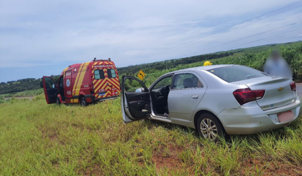 Saída de pista na BR-452 deixa passageira ferida em Rio Verde