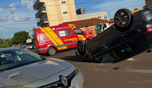 Veículo capota após colisão no Bairro Morada do Sol em Rio Verde; condutora é encaminhada ao hospital