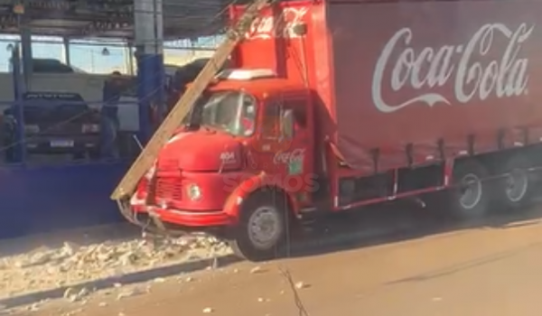 Caminhão Colide com poste na Avenida Brasília em Rio Verde